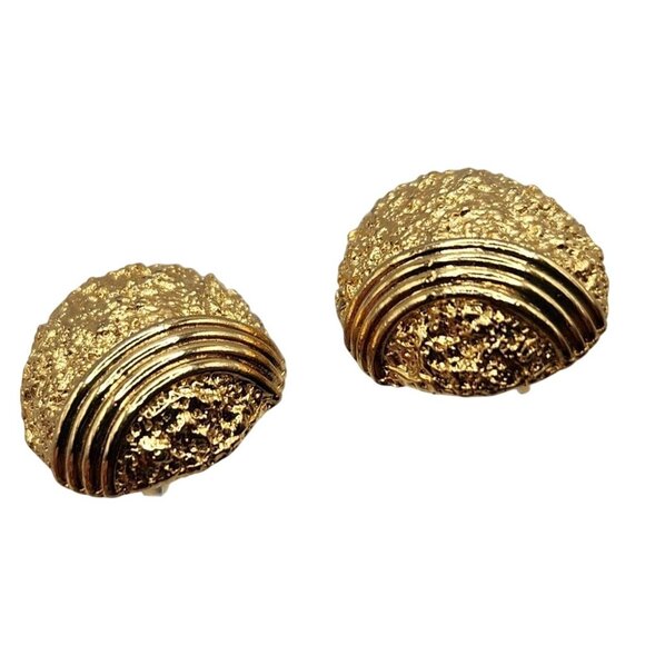 Vintage Gold Tone Oval Textured Dome Clip Earrings Unsigned Statement Clip-On - Picture 5 of 6